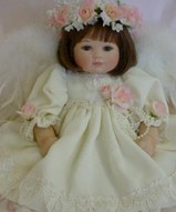 Фарфоровая кукла - Ангел окружает любовью