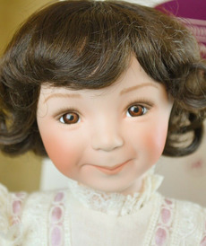 Фарфоровая кукла Милая фиалочка от автора Dianna Effner от Ashton-Drake