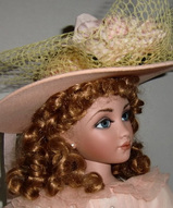 Фарфоровая сидячая кукла - Барышня Алиса